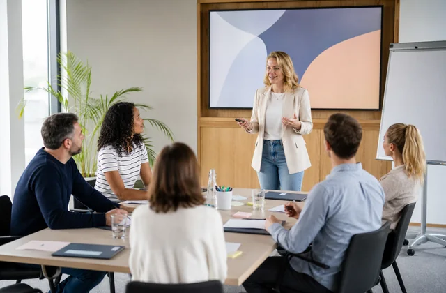 Praxisnahe Arbeitsszene für Schulungs- und Workshop-Assistent