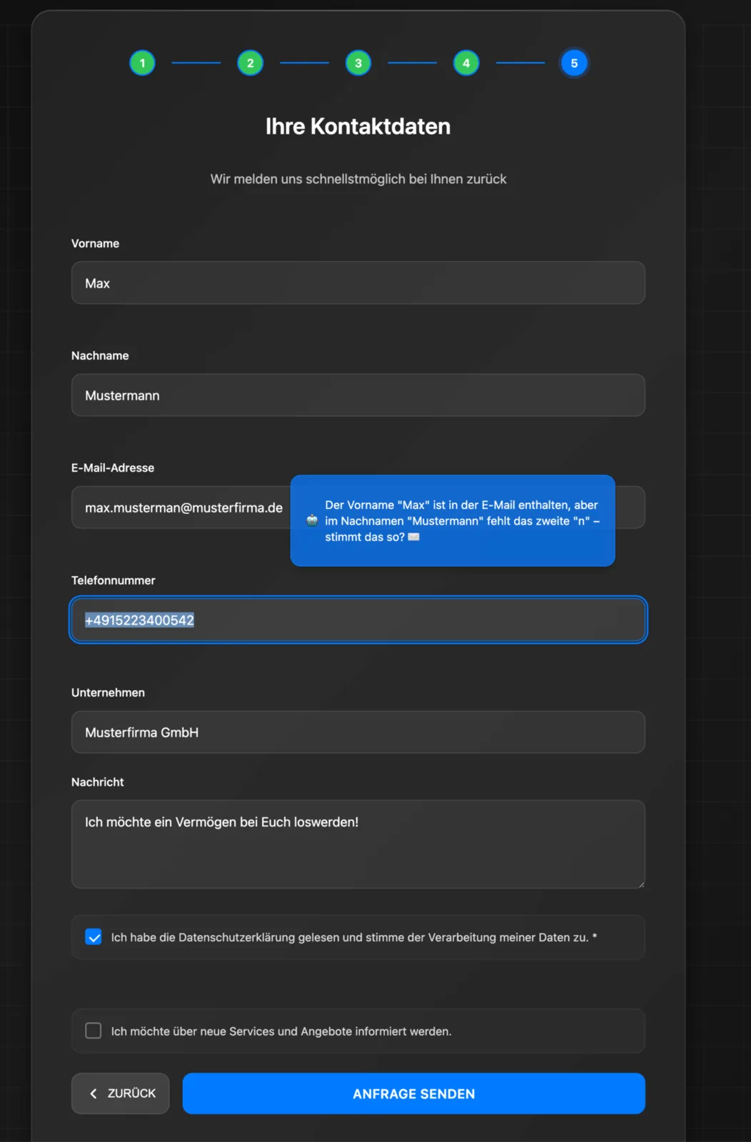 Screenshot: Kontaktschritt mit Pflichtfeldern und KI-Hinweis zur Feldprüfung bei einem Namensfeld